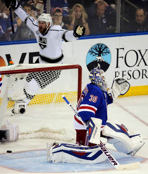 Los Angeles Kings center Jeff Carter (77) celebrates behind