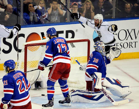 Los Angeles Kings center Jeff Carter (77) celebrates behind