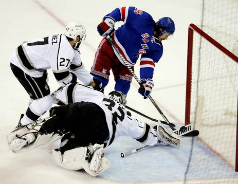 Los Angeles Kings goalie Jonathan Quick (32) manages to