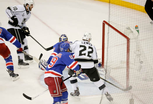 Los Angeles Kings center Mike Richards (10) scores past New