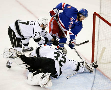 Los Angeles Kings goalie Jonathan Quick (32) manages to