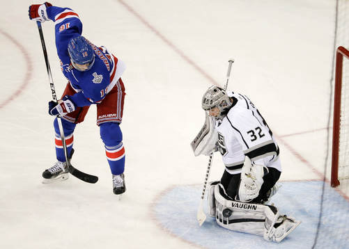 Los Angeles Kings goalie Jonathan Quick (32) stops a shot