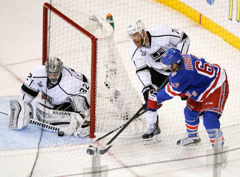 New York Rangers left wing Carl Hagelin (62) gets off a