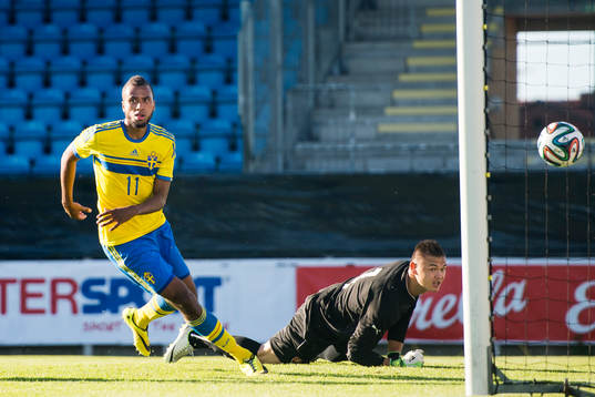 Sveriges Isaac Kiese Thelin gör 1-0 bakom Slovakien