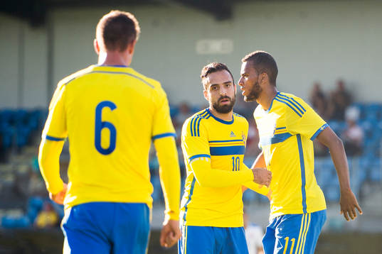 Sveriges Abdulrahman Khalili (m) klappar om Isaac Kiese