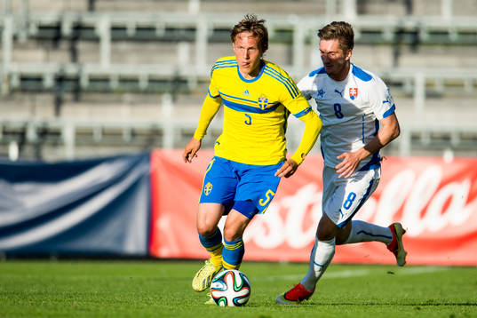 Sveriges Ludwig Augustinsson jagas av Slovakien Michal