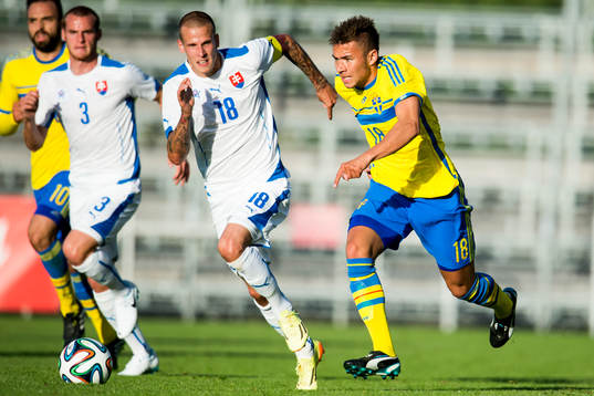 Sveriges Malkolm Moenza tar sig förbi Slovakien Richard
