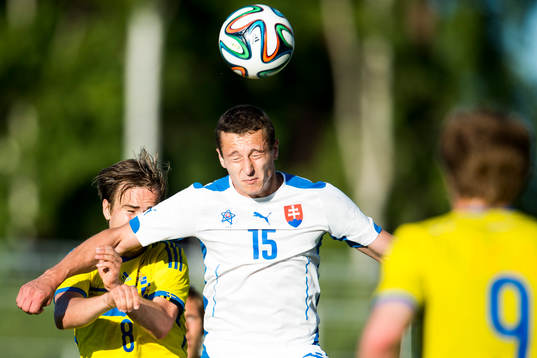 Slovakiens Adam Zrelák nickar framför Sveriges Andreas