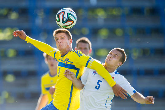 Sveriges Kristoffer Peterson i kamp om bollen med
