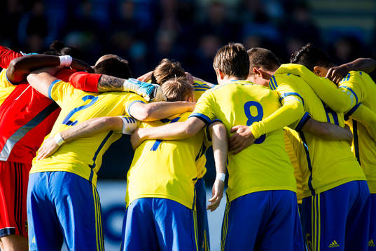 Sveriges spelare peppar innan U21 fotbollslandskampen