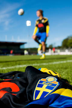 En tröja med Svenska fotbollsförbundet emblem och i