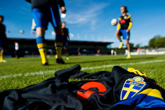 En tröja med Svenska fotbollsförbundet emblem och i