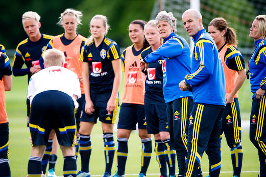 Sveriges förbundskapten Pia Sundhage har en genomgång