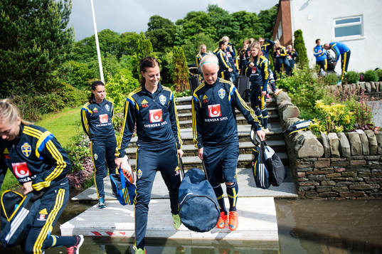 Sveriges Lotta Schelin och Caroline Seger hoppar över