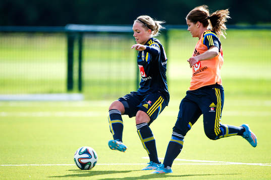 Sveriges Elin Rubensson jagas av Hanna Folkesson