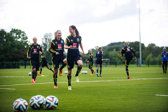 Sveriges Emma Lundh och Lotta Schelin