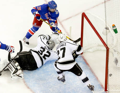 New York Rangers right wing Martin St. Louis (26) scores