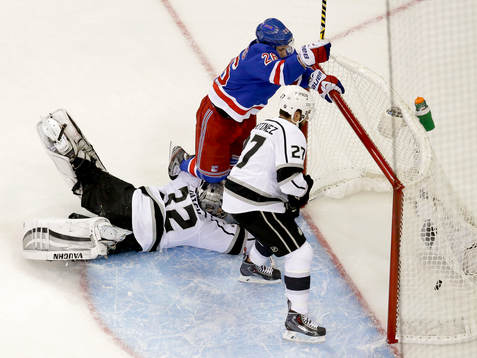New York Rangers right wing Martin St. Louis (26) scores