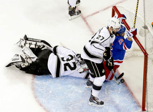 New York Rangers right wing Martin St. Louis (26) scores
