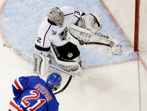 Los Angeles Kings goalie Jonathan Quick (32) stops a