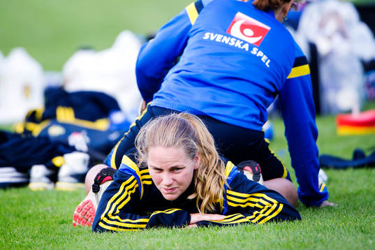 Sveriges Lisa Dahlkvist får behandling vid sidan av planen