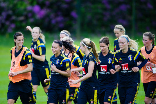 Sveriges Lotta Schelin, Emilia Appelqvist, Kosovare