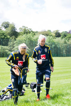 Sveriges Kosovare Asllani och Caroline Seger