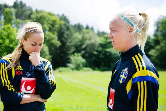 Sveriges Kosovare Asllani och Caroline Seger