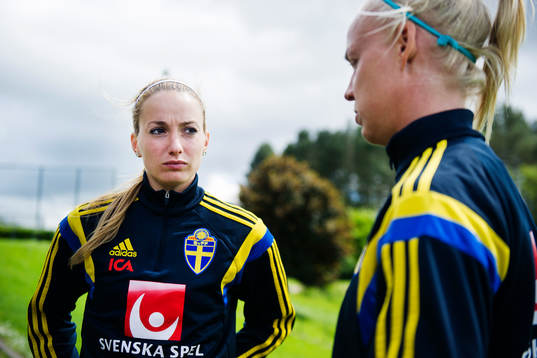 Sveriges Kosovare Asllani och Caroline Seger