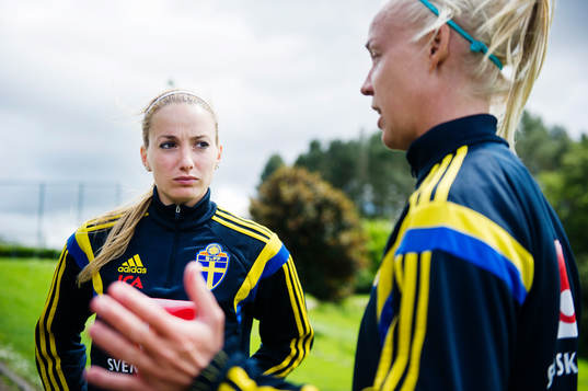 Sveriges Kosovare Asllani och Caroline Seger