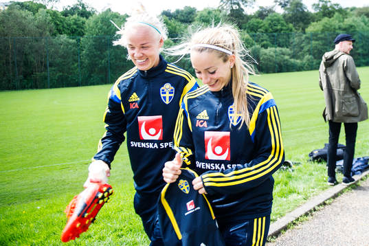 Sveriges Caroline Seger och Kosovare Asllani
