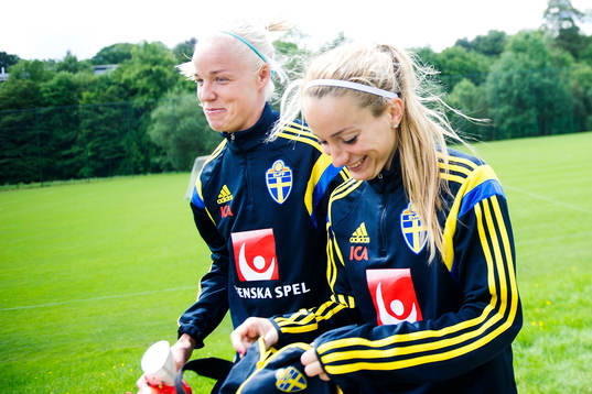 Sveriges Caroline Seger och Kosovare Asllani