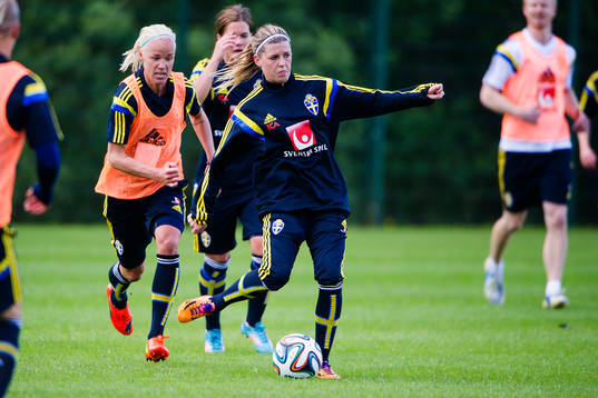 Sveriges Caroline Seger jagar ikapp Olivia Schough