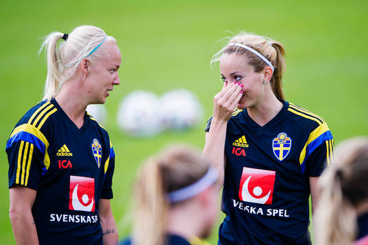 Sveriges Caroline Seger och Kosovare Asllani