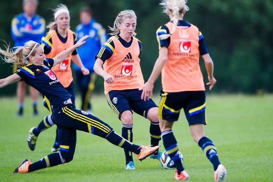 Sveriges Kosovare Asllani utmanar Linda Sembrant