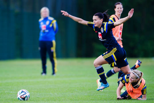 Sveriges Emilia Appelqvist faller över Kosovare Asllani