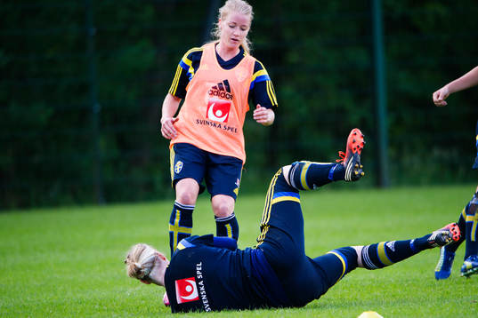 Sveriges Jenny Hjohlman försöker ta sig förbi målvakt