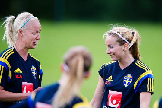 Sveriges Caroline Seger och Kosovare Asllani