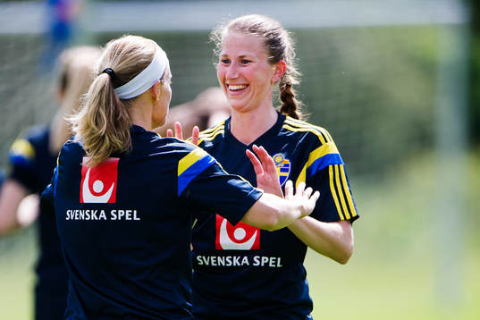 Sveriges Emma Berglund ger Sara Thunebro en high five