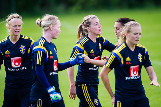 Sveriges Amanda Ilestedt, målvakt Hedvig Lindahl och Linda