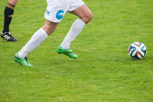 Fotbollsskor och fotboll i matchen i DM mellan IFK