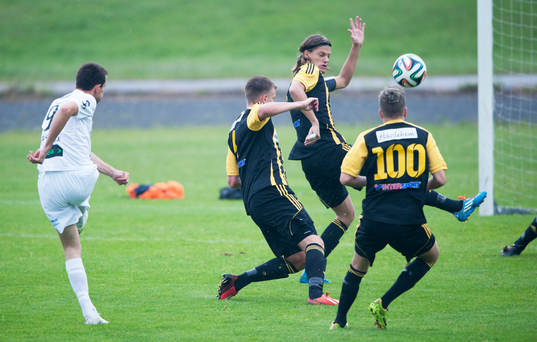Ex-IFK-aren i BW90 Fisnik Alej skjuter i matchen i DM