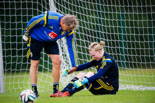 Sveriges Hedvig Lindahl får hjälp av målvaktstränare