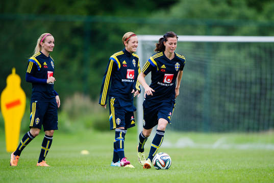 Sveriges Kosovare Asllani, Therese Sjögran och Lotta