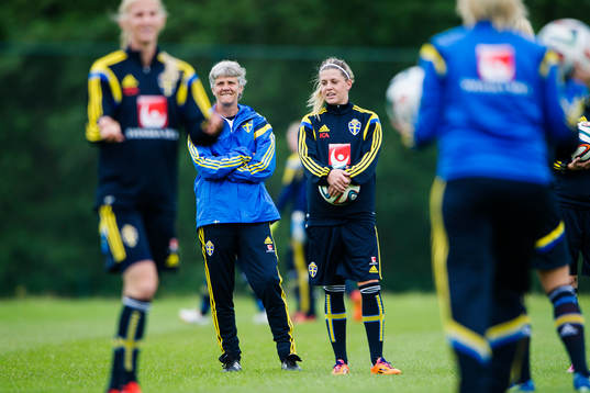 Sveriges förbundskapten Pia Sundhage och Olivia Schough