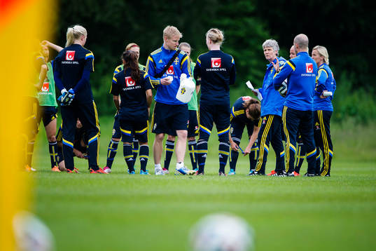 Sveriges förbundskapten Pia Sundhage instruerar