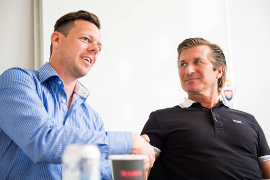 FC Rosengårds assisterande tränare Markus Tilly skakar