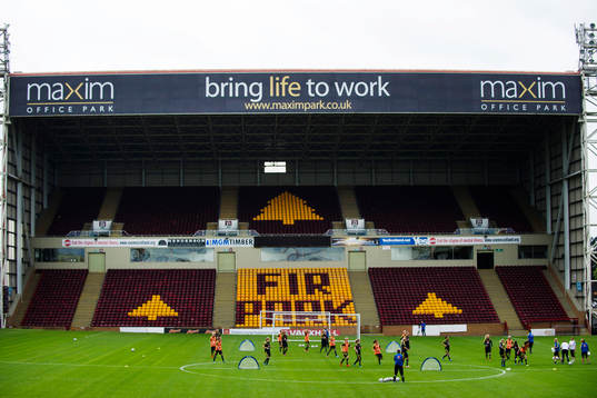 Sveriges spelare värmer upp på Fir Park