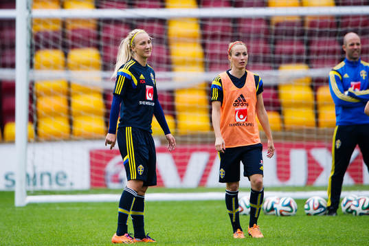 Sveriges Emma Lundh ￼och ￼Kosovare Asllani