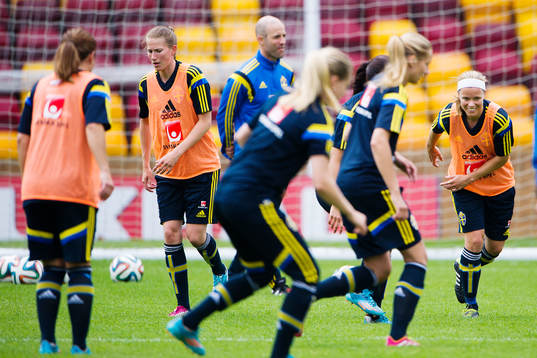 Sveriges Emma Berglund (vänster) och Sara Thunebro (höger)